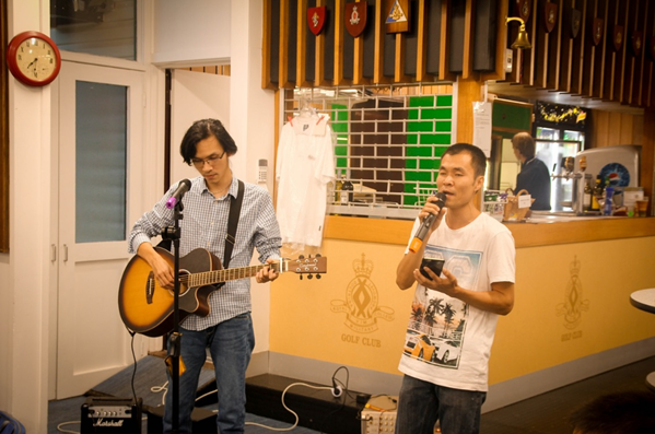 “Gửi yêu thương” mừng ngày 8/3 của SV Việt tại Canberra - 3
Nhật Quang và Văn Định cùng giai điệu tha thiết của nhạc phẩm Hà Nội ngày chia xa (Ảnh: Phi Vũ)