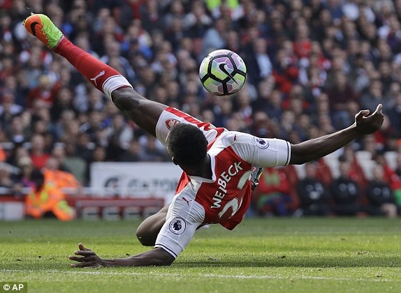 Arsenal 2-0 MU: Wenger đã thắng Mourinho - 4
Cú tung móc hỏng của Welbeck