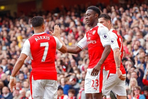 "Chiếu chậm" trận thua của MU trên sân đại kình địch Arsenal - 2
Welbeck (phải) ăn mừng sau khi ghi bàn vào lưới đội bóng cũ
