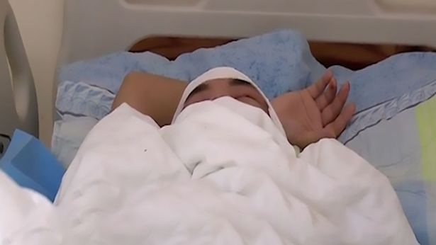 Làm thịt ếch bị đứt tay, 2 năm liền chung sống với sán não dài 11 cm - 1
Wen Xiaoli, bệnh nhân 1 tuổi được gắp sán ra khỏi não