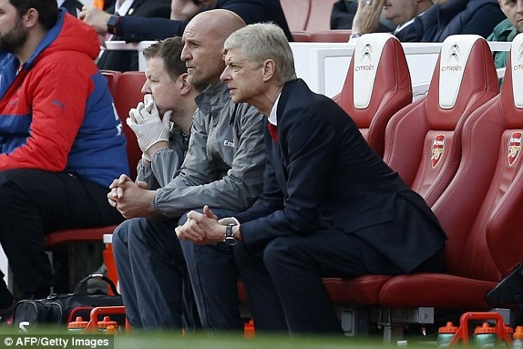 Arsenal 2-0 MU: Wenger đã thắng Mourinho - 6
Wenger (phải) trên băng ghế chỉ đạo của Arsenal. Chiến lược gia người Pháp thường xuyên ngồi theo dõi trận đấu thay vì ra sát đường biên chỉ đạo học trò thi đấu