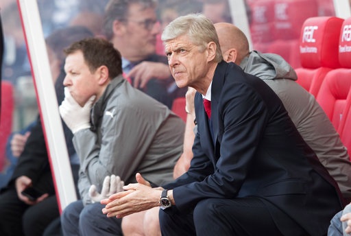 Stoke 1-4 Arsenal: Cú đúp của Giroud - 5
Wenger đăm chiêu trên băng ghế chỉ đạo của Arsenal
