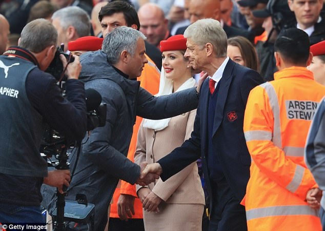 Hai HLV Wenger và Mourinho bất ngờ thân thiết