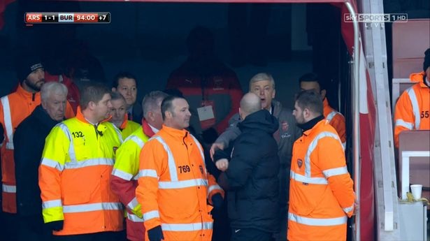 HLV Wenger nổi nóng với trọng tài