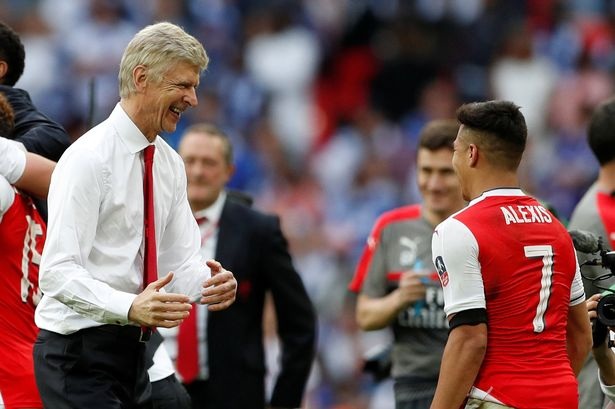 Arsene Wenger nhất quyết không rời Arsenal: Tình yêu mù quáng? - 2 Wenger đang yêu mù quáng Arsenal?