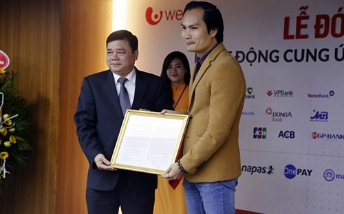 Đón nhận giấy phép trung gian thanh toán từ NHNN: WePay chạm ngưỡng 20 triệu giao dịch điện tử - 1
Vụ trưởng Vụ thanh toán, Ngân hàng Nhà nước Bùi Quang Tiên trao giấy phép hoạt động Cung ứng dịch vụ trung gian thanh toán cho Công ty dịch vụ thanh toán WePay.