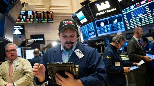 Nhà Trắng sẽ không dùng thị trường chứng khoán để đánh giá hiệu quả kinh tế Mỹ - 1
Rất hiếm khi có chính quyền gắn bó chặt chẽ với thị trường chứng khoán đầy biến động. (Nguồn: Getty Images)