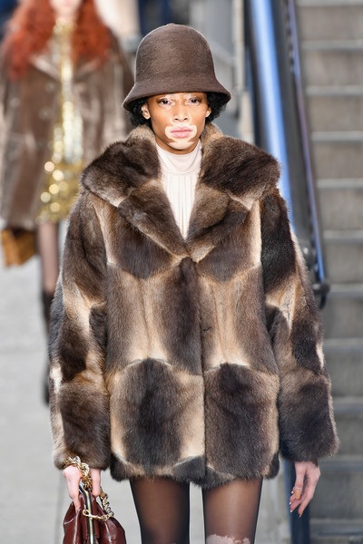 Người mẫu bạch biến đắt show tại tuần lễ thời trang - 8
Winnie Harlow lần đầu trình diễn cho Marc Jacobs ngày 17/2 vừa qua trong khuôn khổ tuần lễ thời trang New York thu đông 2017