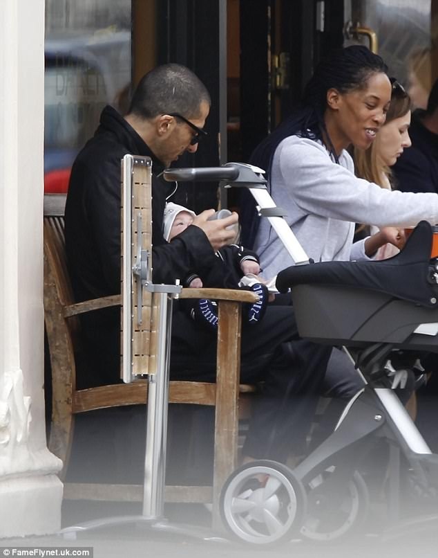 Chồng tỷ phú của Janet Jackson thành thạo chăm con nhỏ - 5
Ông bố đảm cho con bú bình giữa buổi đi chơi
