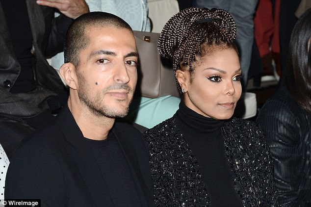 Chồng tỷ phú của Janet Jackson thành thạo chăm con nhỏ - 8
Janet Jackson, 50 tuổi và Wissam Al Mana, 42 tuổi kết hôn bí mật hồi năm 2012 và chỉ thông báo tin vui này 1 năm sau đó. Sau khi kết hôn, nữ ca sỹ người Mỹ hoàn toàn thay đổi, cô dẹp sự nghiệp sang một bên để dành thời gian trọn vẹn vun vén cho gia đình nhưng cuộc sống bên một người chồng sùng Đạo không hề đơn giản, vì thế nữ ca sỹ bốc lửa cảm thấy khá ngột ngạt. Đó là 1 phần nguyên nhân khiến hôn nhân của họ rạn nứt. Tuần trước Janet đã chuyển đồ đạc ra khỏi ngôi nhà chung của 2 người tại London.