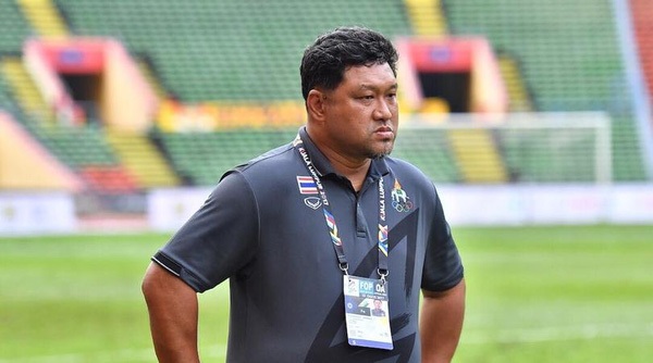 HLV Worrawoot Srimaka chia tay U22 Thái Lan sau tấm HCV SEA Games - 1 Ông Worrawoot lui từ vị trí HLV trưởng xuống làm trợ lý ở đội tuyển U23 Thái Lan