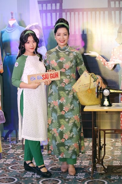 Dàn người đẹp xúng xính với áo dài họa tiết kiểu “Cô Ba Sài Gòn” - 10 NSƯT Chiều Xuân cùng con gái Hồng Khanh diện áo dài có màu đồng điệu.