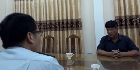 Các doanh nghiệp chế biến xăng giả A92 : Vẫn “sống khỏe” dù đã bị phát hiện - 3 Trong buổi làm việc Thanh tra Sở KH&CN, Đại diện công ty Thanh Ngũ (bên phải) thừa nhận đã chế biến xăng giả.