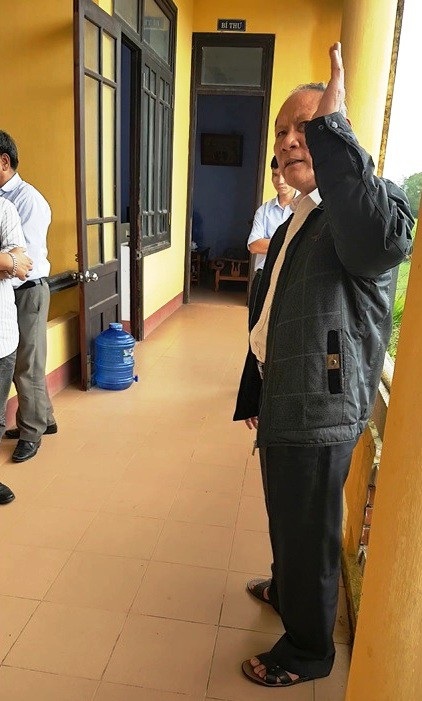 Thêm 1 trụ sở xã “đi gần hết người” trong giờ làm việc - 2
Ông Trương Vang lớn tiếng nói các phóng viên không được quay phim chụp ảnh trong UBND xã.