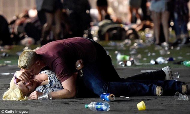 Người lính trẻ lấy thân mình chắn đạn cho nạn nhân vụ xả súng Las Vegas - 1 Matthew Cobos lấy thân mình che cho cô gái trong vụ xả súng tại Las Vegas (Ảnh: Getty)