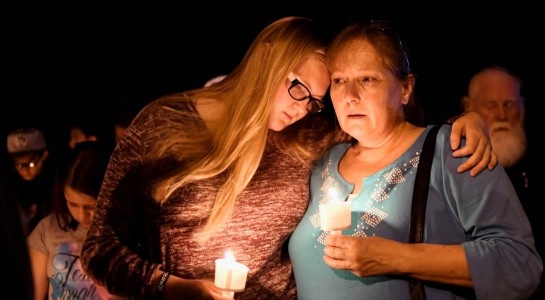 
Người dân Texas thắp nến cầu nguyện cho các nạn nhân
