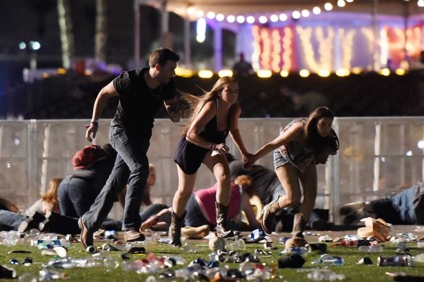 4 giả thuyết về động cơ gây án của kẻ tấn công ở Las Vegas - 2 Các khán giả tới xem lễ hội âm nhạc ở Las Vegas bỏ chạy khi nghe thấy tiếng súng tại hiện trường (Ảnh: Reuters)