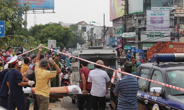 Đến hơn 11h cùng ngày, thi thể nạn nhân được đưa đi khám nghiệm