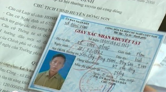 Để người khuyết tật phải đóng quỹ văn hóa, Chủ tịch xã bị phê bình - 1 Dù bị khuyết tật nặng nhưng nhiều năm ông Đông phải đóng góp đầy đủ quỹ cho thôn