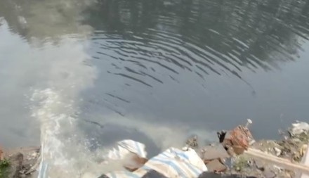 Bắt tại trận cơ sở tái chế phế liệu xả thải bẩn - 1 Doanh nghiệp xả thải trộm ra sông bị lực lượng chức năng bắt tại trận.