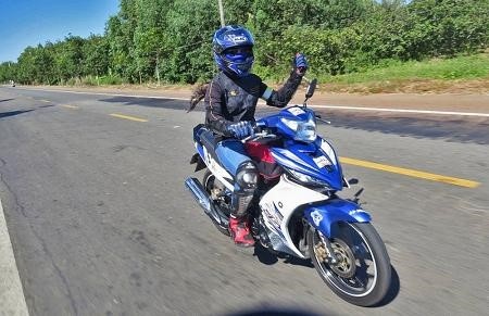 Khi những cô nàng thể hiện cá tính bằng xế yêu - 1
Những chiếc xe côn tay như Exciter, TFX... thường là lựa chọn của nhiều cô nàng “mê phượt”.