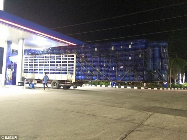 “Diễn xiếc” trên phố với những món đồ siêu cồng kềnh - 11 Độ dài của hàng còn dài gấp đôi xe chở.