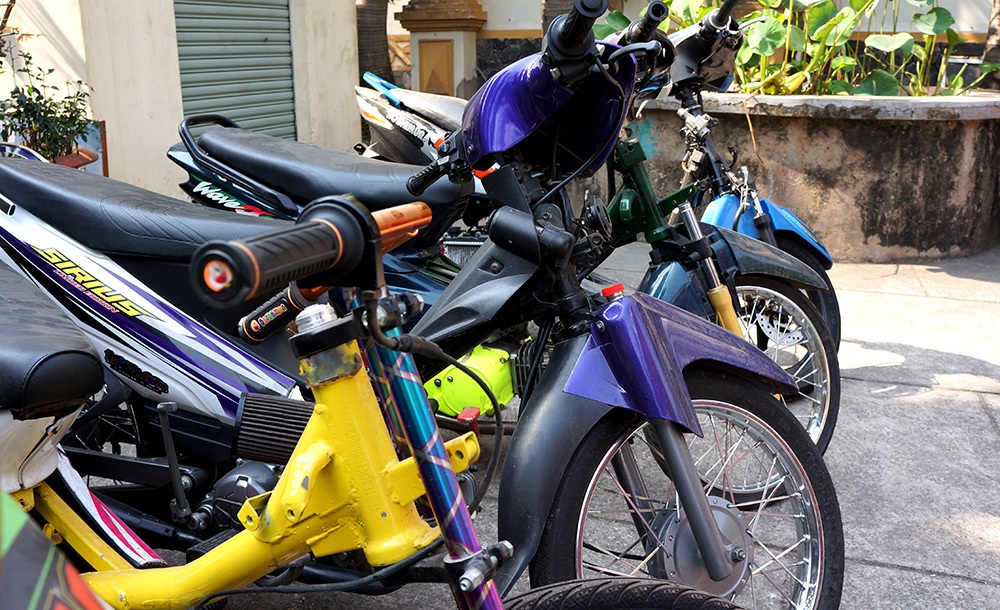 Hàng trăm "quái xế" chặn một chiều đại lộ làm đường đua - 1