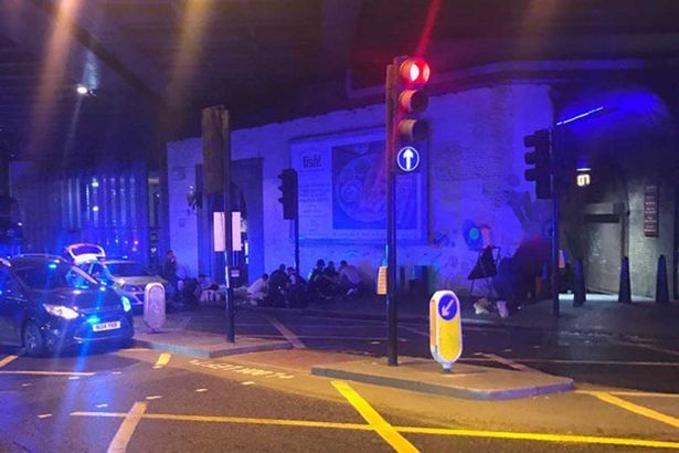 Tấn công khủng bố liên hoàn ở London, ít nhất 2 người chết, 20 người bị thương - 6
Hiện trường nơi chiếc xe tải lao lên vỉa hè, lao vào người đi bộ. (Ảnh: Twitter)