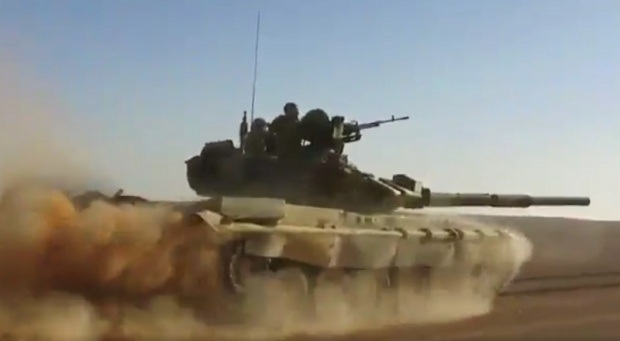 Xe tăng T-90 của Syria rượt đuổi phiến quân IS trên sa mạc - 1
Xe tăng T-90 của quân đội Syria. (Ảnh: Sputnik)