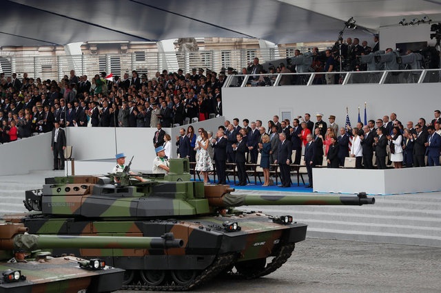 Pháp duyệt binh rầm rộ mừng quốc khánh - 5
(Ảnh: Reuters)