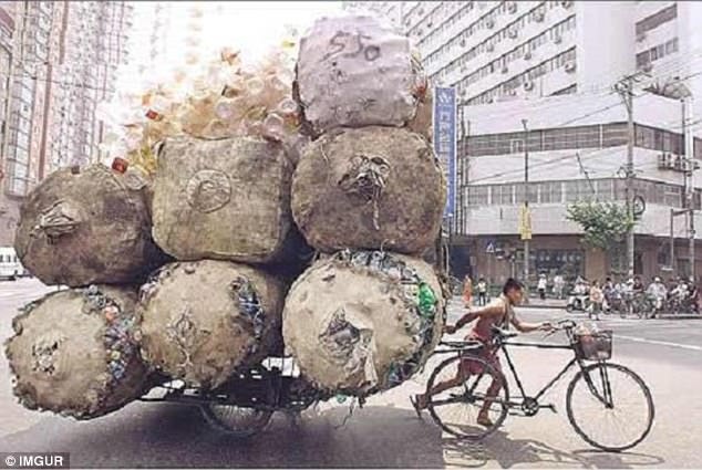 “Diễn xiếc” trên phố với những món đồ siêu cồng kềnh - 3 Còn đây là một hình ảnh khác chụp tại Trung Quốc.