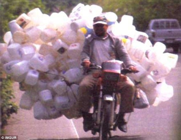 “Diễn xiếc” trên phố với những món đồ siêu cồng kềnh - 4 Người đàn ông này phải lái xe khéo léo và điêu luyện sao cho cân bằng khối hàng hóa phía sau.