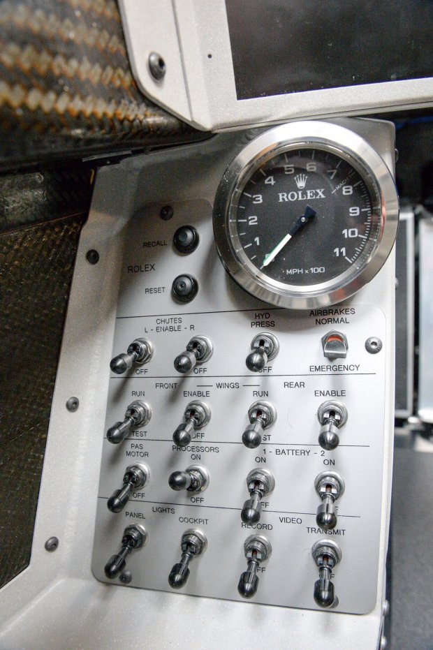 Máy đo tốc độ (do Rolex chế tạo) có thể lên tới 1.100 dặm/giờ (1.770 km/h)