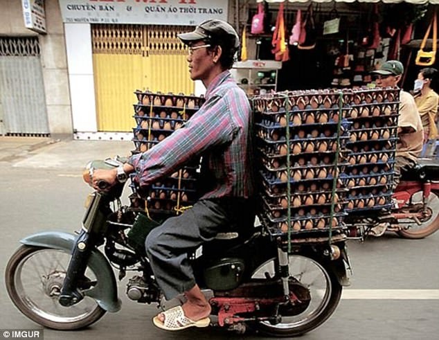 “Diễn xiếc” trên phố với những món đồ siêu cồng kềnh - 5 Một hình ảnh do du khách nước ngoài chụp tại đường phố ở Việt Nam. Dường như người đàn ông đang lọt thỏm giữa đống trứng.