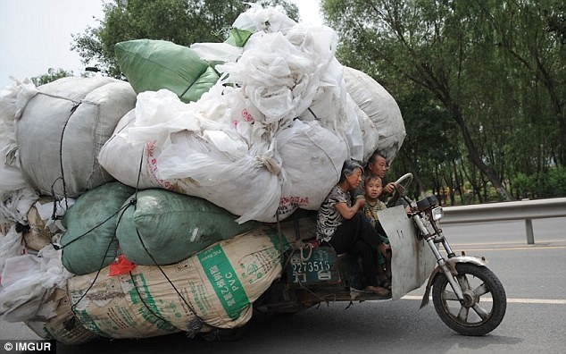 “Diễn xiếc” trên phố với những món đồ siêu cồng kềnh - 8 Người đàn ông thể hiện khả năng lái xe tài tình giữa khối hàng hóa khổng lồ kèm thêm 2 vị khách khác ngồi bên cạnh.