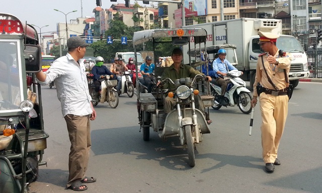 Hà Nội ra quân “quét” xe thương binh giả, truy đối tượng bảo kê - 1
Hà Nội tổng kiểm tra, xử lý xe ba, bốn bánh tự chế.