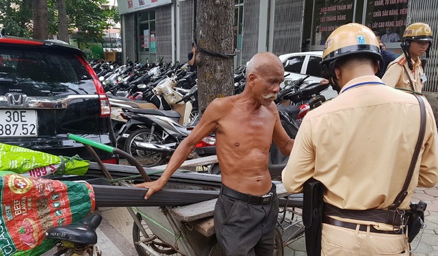 Người dân “vượt lũ” trên phố Hà Nội, “quái vật” khổng lồ xuyên lòng đất Sài Gòn - 11 Trong 2 tuần triển khai Kế hoạch của Công an thành phố Hà Nội, các đơn vị thuộc Phòng Cảnh sát giao thông đã xử lý hơn 400 trường hợp xe ba bánh vi phạm giao thông, tạm giữ 400 phương tiện. (Ảnh: Tiến Nguyên)