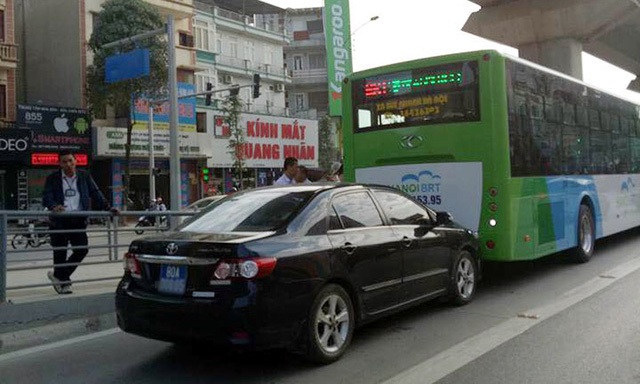 Xe biển xanh, biển đỏ “lạc” vào làn xe buýt nhanh - 8 Chiếc xe biển xanh lấn làn, húc vào đuôi xe buýt nhanh ngày 7/1. (Ảnh do Xí nghiệp xe buýt nhanh cung cấp)