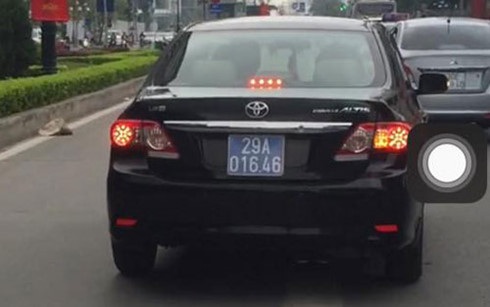 Đề nghị Công an Hà Nội xác minh xe biển xanh đi vào làn buýt nhanh - 1 Hình ảnh chiếc xe biển xanh đi vào làn xe buýt nhanh. (Ảnh cắt từ clip)