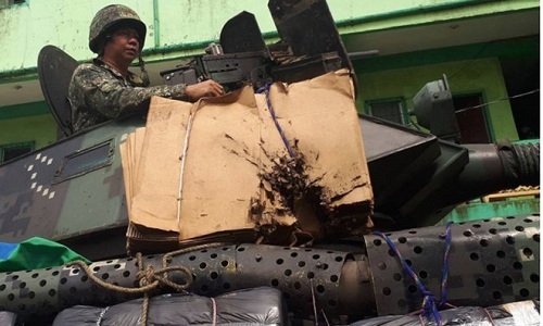 Xe thiết giáp Philippines dùng gỗ, bìa các tông chắn đạn của phiến quân - 1
Xe thiết giáp Philippines được gia cố bằng bìa các tông. (Ảnh: Popular Mechanic)