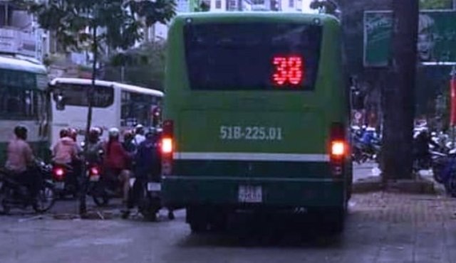 Xe buýt cũng... leo vỉa hè! - 1
Hình ảnh xe buýt số 38 leo vỉa hè đường Nguyễn Thị Minh Khai khiến dư luận bức xúc (ảnh: facebook Bích Thảo Nguyễn)