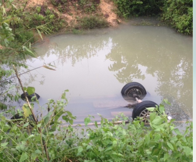 Chiếc xe chở 2 cán bộ ngành giao thông lao xuống vực.