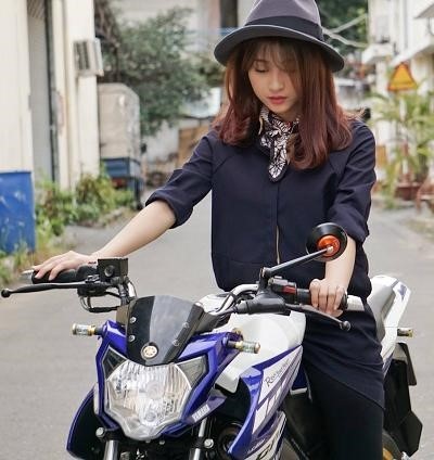 Khi những cô nàng thể hiện cá tính bằng xế yêu - 2
Chiếc xe côn tay làm tôn thêm vẻ cá tính của các cô gái.