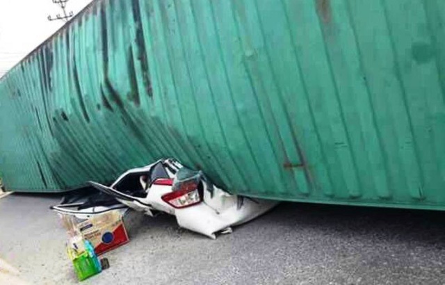 Báo cáo nhanh vụ xe container đè nát xe con 5 chỗ - 1 Hiện trường vụ tai nạn khiến 2 người ngồi trong xe con chết thảm