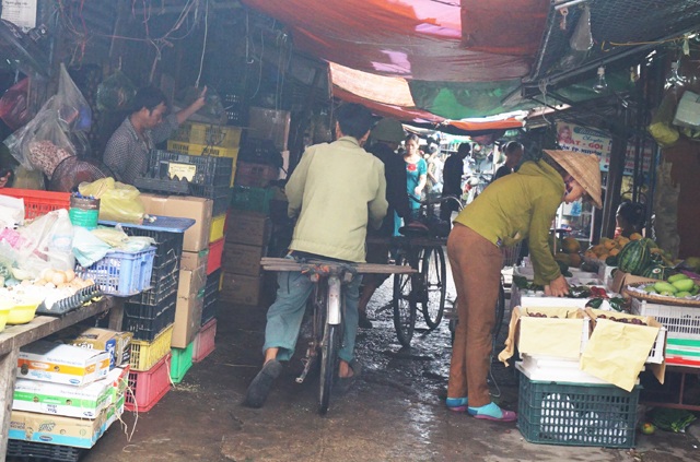 Nghề góp bạc lẻ bằng xe đạp "quá đát" - 3 Loại phương tiện chở hàng này khá hiệu quả khi có thể luồn lách trong các lối đi nhỏ hẹp của chợ Vinh