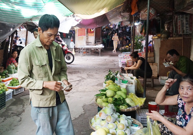 Nghề góp bạc lẻ bằng xe đạp "quá đát" - 5 Ông Nguyễn Văn Hảo đi thu tiền công ở các chủ hàng hoa quả trong chợ. Mỗi chuyến hàng ông được trả từ 2-5 nghìn đồng tùy khoảng cách chuyên chở...