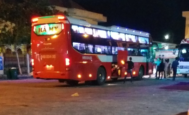Tại sao Xe khách Hà My được “tự tung tự tác” ở Sóc Trăng? - 4 Xe khách Hà My rước khách ở bến xe Thạnh Trị vào tháng 4/2015 (ảnh trên) và giữa tháng 5/2017 (ảnh dưới).