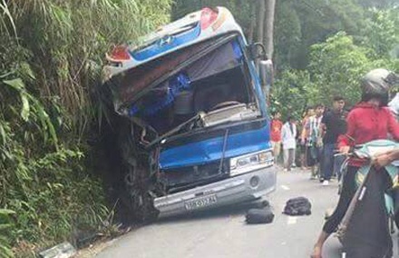 Xe chở học sinh đi Tam Đảo đâm vách núi: 2 phụ huynh tử vong - 1 Chiếc xe khách chở đoàn học sinh đi du lịch từ Tam Đảo bất ngờ bị mất phanh đâm vào vách núi khiến 2 phụ huynh tử vong.