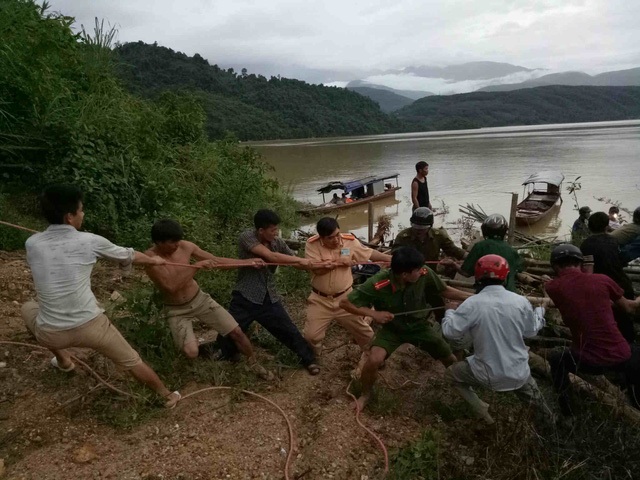 Ô tô lao xuống hồ thủy điện Sơn La, 2 người tử vong - 2
Do địa hình phức tạp, lực lượng cứu hộ phải dùng sức người để kéo xe bị tai nạn lên khỏi lòng hồ. (Ảnh: Gia đình & Xã hội)