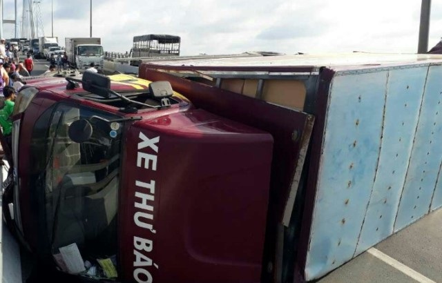 Xe tải lật nằm chắn ngang mặt cầu Mỹ Thuận